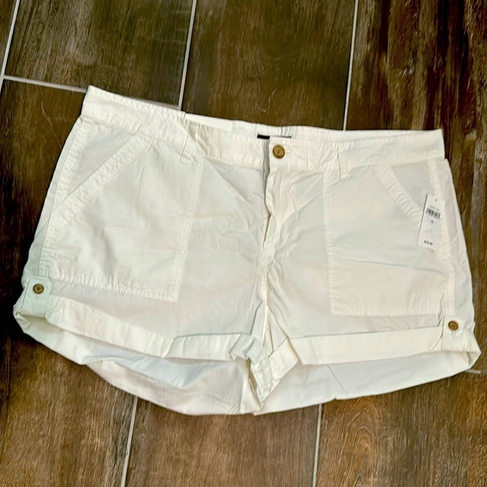 White NWT GAP size 16 shorts